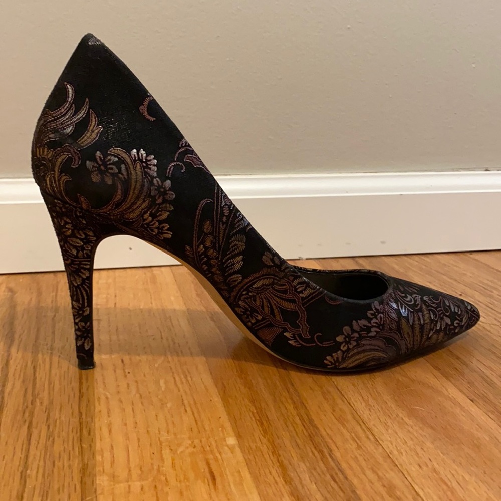 Barely worn gorgeous Aldo heels size 7.5 US